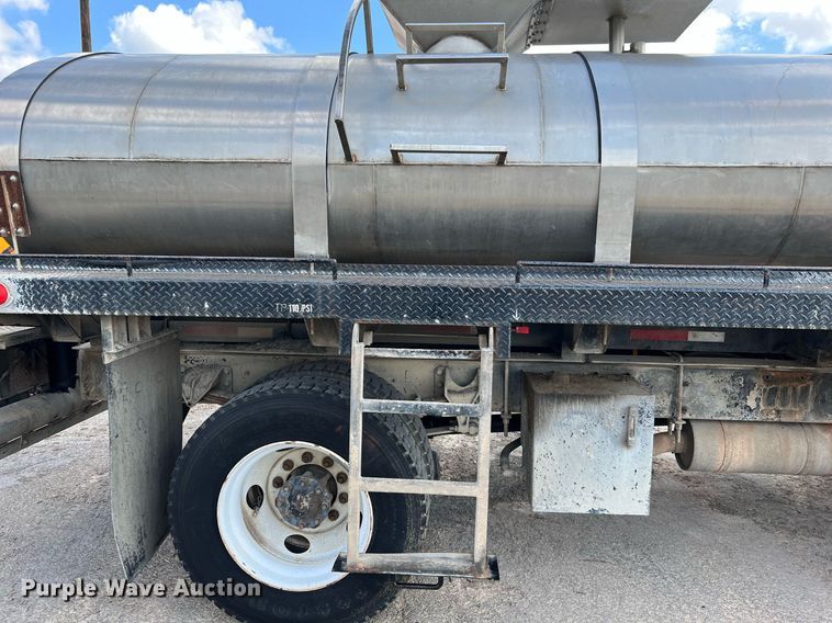 image for item LF9517 2004 Ford F750  water truck