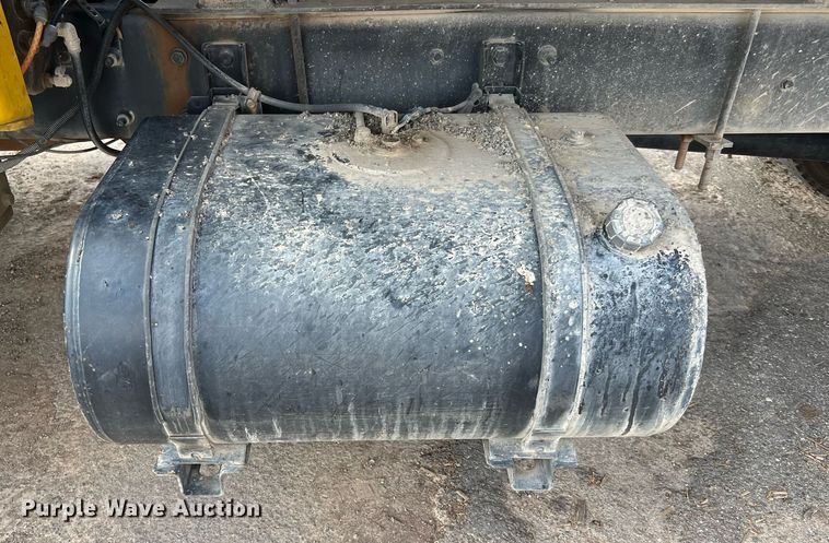 image for item LF9517 2004 Ford F750  water truck