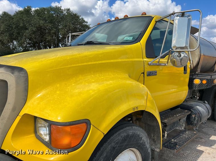 image for item LF9517 2004 Ford F750  water truck