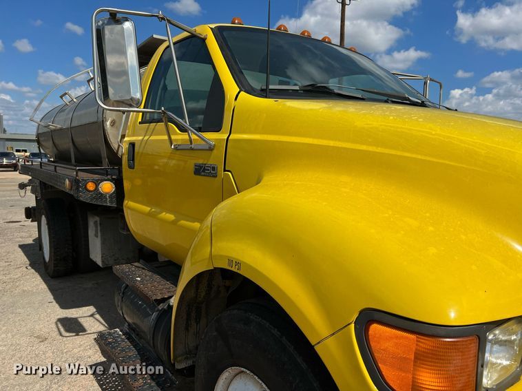 image for item LF9517 2004 Ford F750  water truck