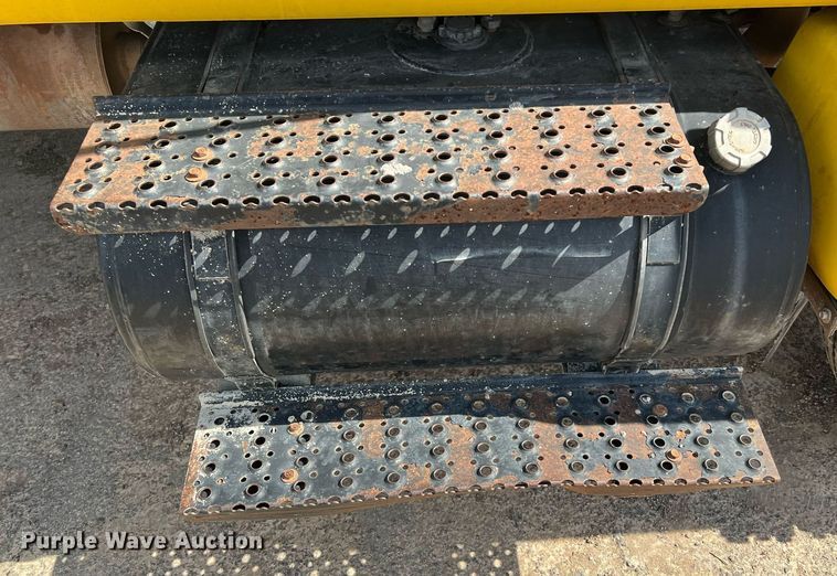 image for item LF9517 2004 Ford F750  water truck