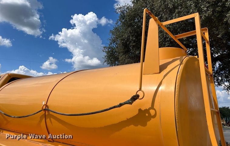 image for item LF9518 2008 Ford F750  water truck