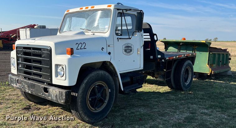 image for item LU9781 1983 International 1754  flatbed truck