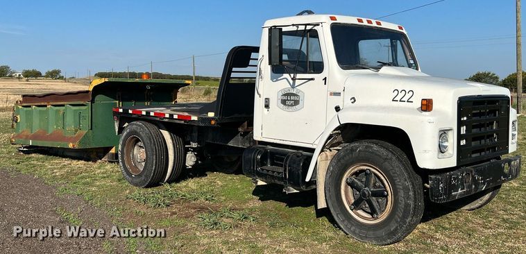 image for item LU9781 1983 International 1754  flatbed truck