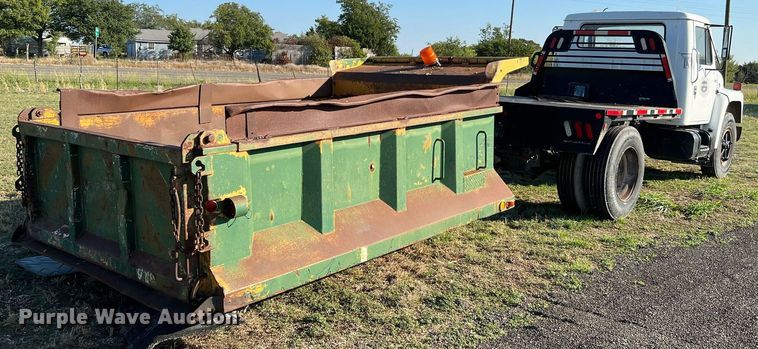 image for item LU9781 1983 International 1754  flatbed truck