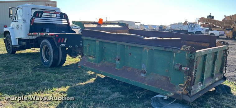 image for item LU9781 1983 International 1754  flatbed truck