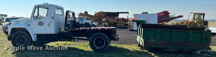 image for item LU9781 1983 International 1754  flatbed truck