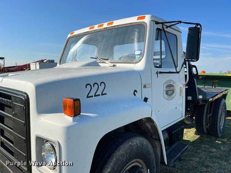 image for item LU9781 1983 International 1754  flatbed truck