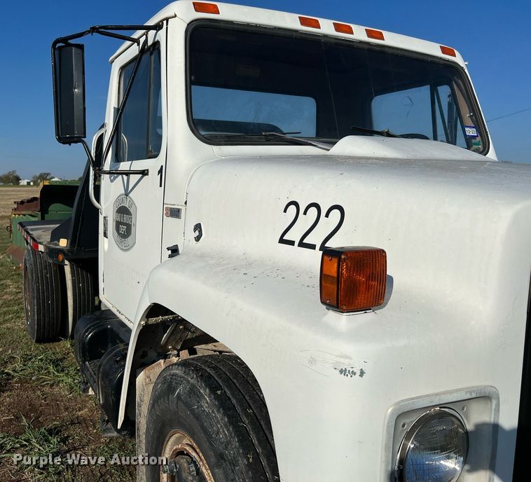 image for item LU9781 1983 International 1754  flatbed truck