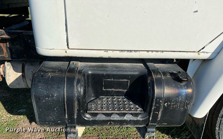 image for item LU9781 1983 International 1754  flatbed truck