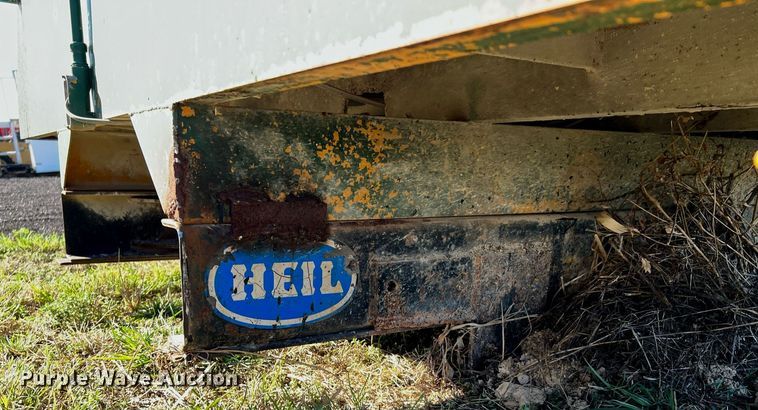 image for item LU9781 1983 International 1754  flatbed truck