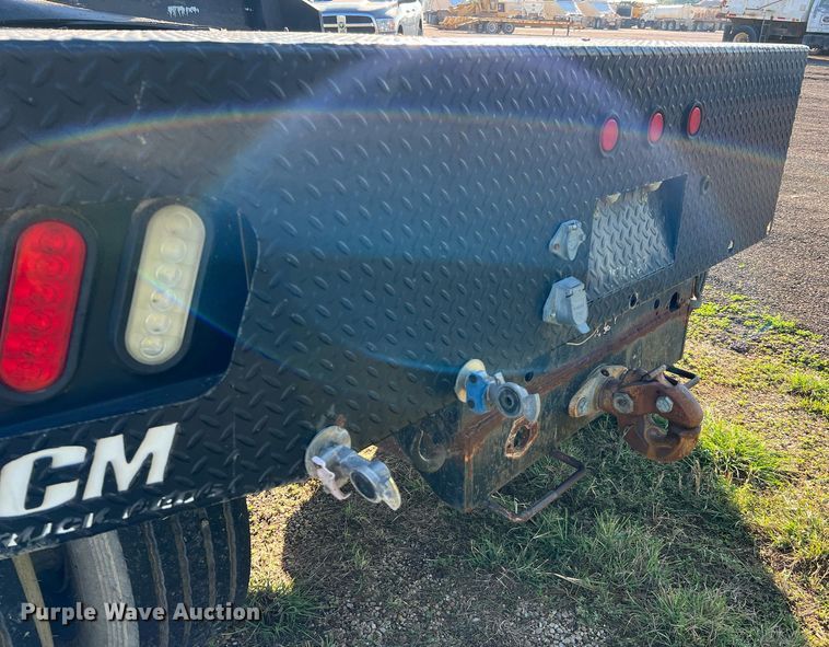 image for item LU9781 1983 International 1754  flatbed truck