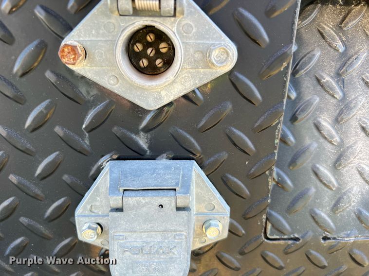 image for item LU9781 1983 International 1754  flatbed truck