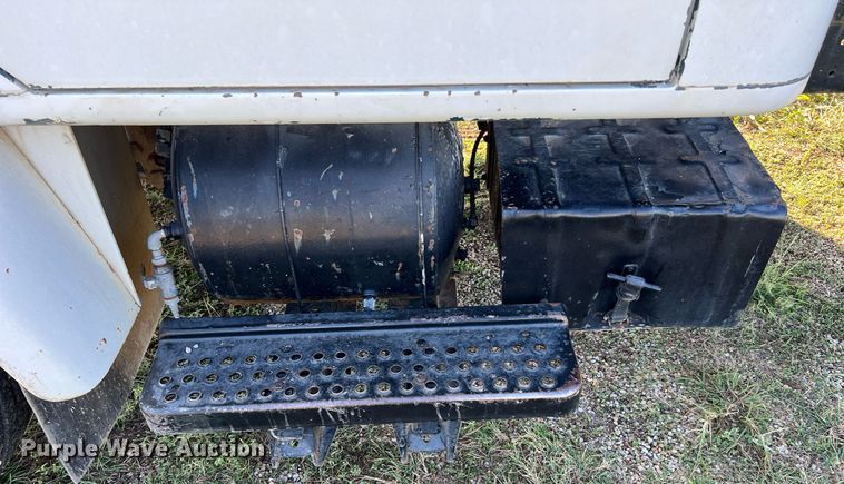 image for item LU9781 1983 International 1754  flatbed truck