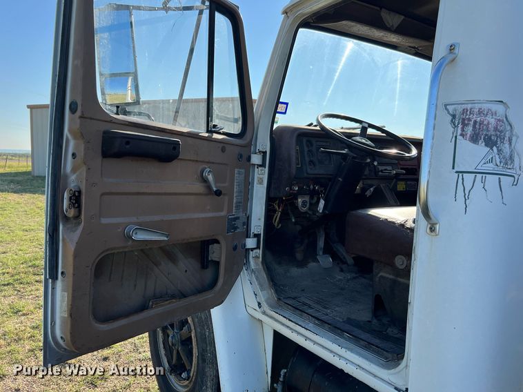 image for item LU9781 1983 International 1754  flatbed truck