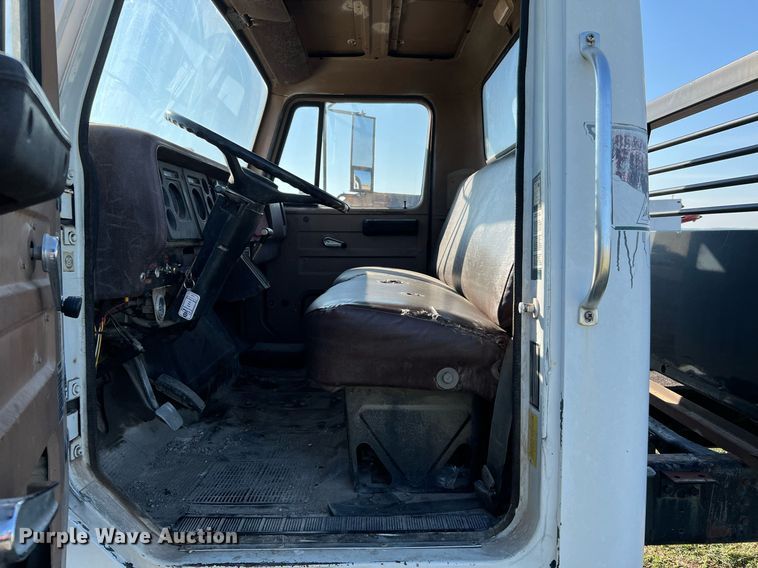 image for item LU9781 1983 International 1754  flatbed truck