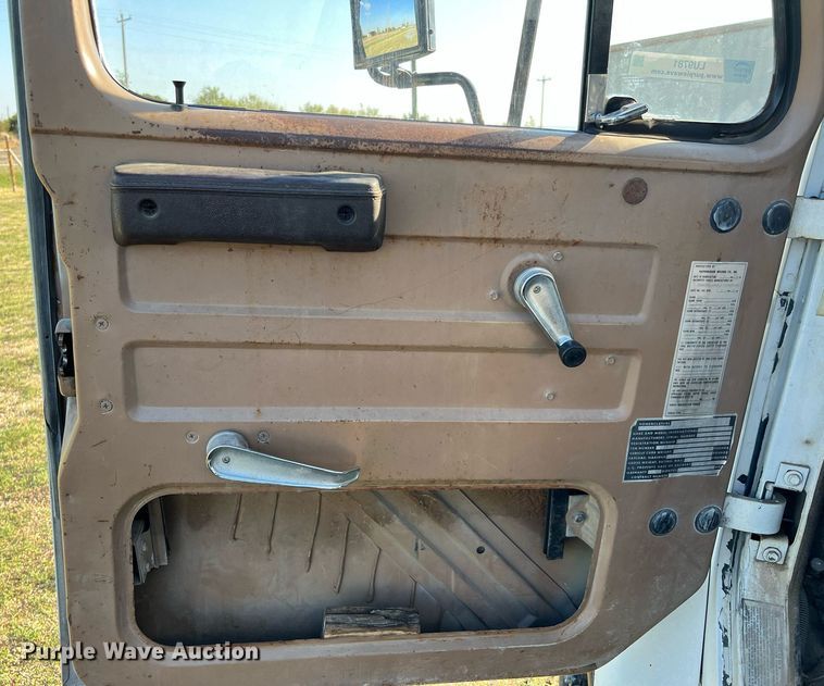 image for item LU9781 1983 International 1754  flatbed truck