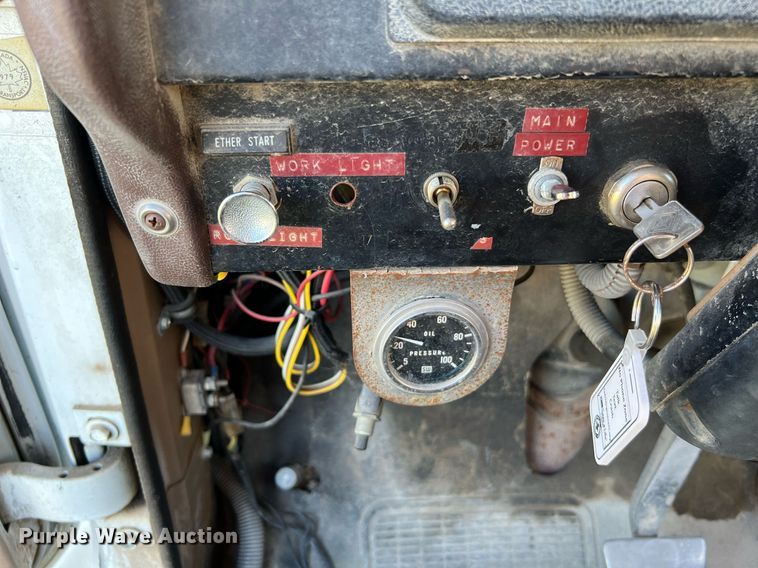 image for item LU9781 1983 International 1754  flatbed truck