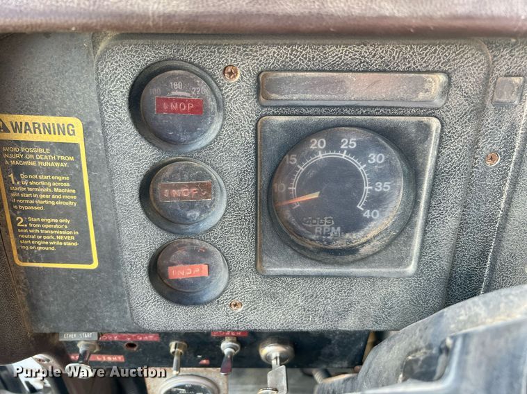 image for item LU9781 1983 International 1754  flatbed truck