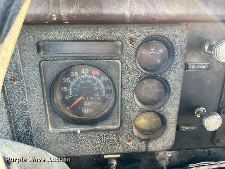 image for item LU9781 1983 International 1754  flatbed truck