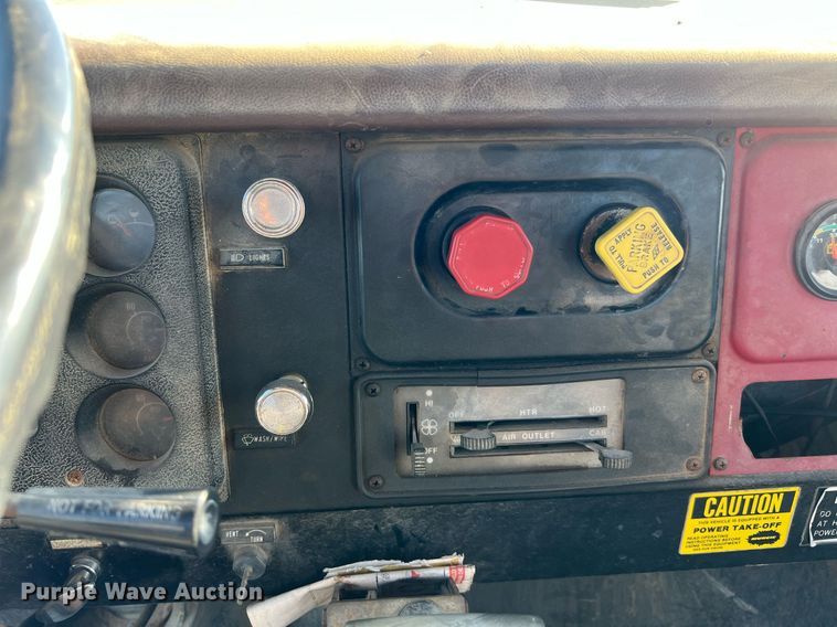 image for item LU9781 1983 International 1754  flatbed truck