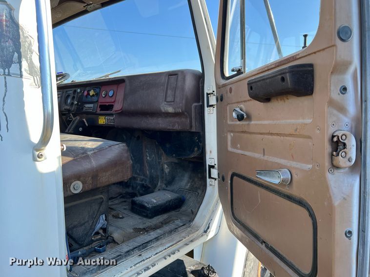 image for item LU9781 1983 International 1754  flatbed truck