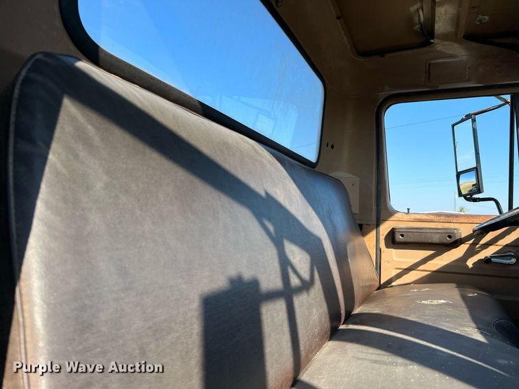 image for item LU9781 1983 International 1754  flatbed truck