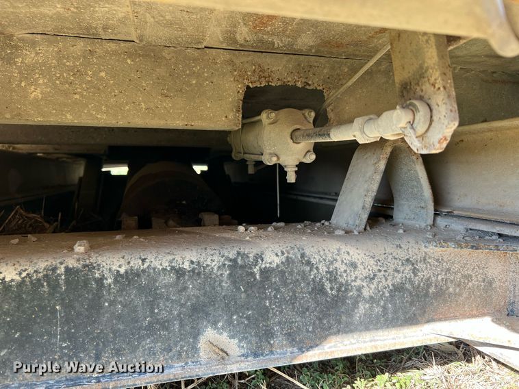 image for item LU9781 1983 International 1754  flatbed truck