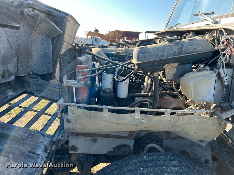 image for item LU9781 1983 International 1754  flatbed truck