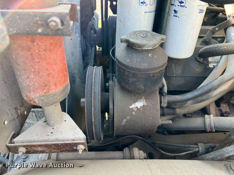 image for item LU9781 1983 International 1754  flatbed truck