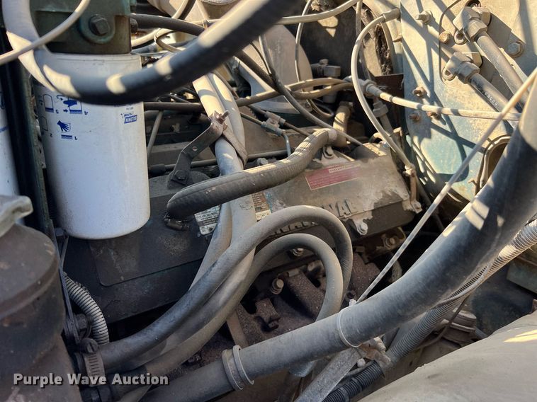 image for item LU9781 1983 International 1754  flatbed truck