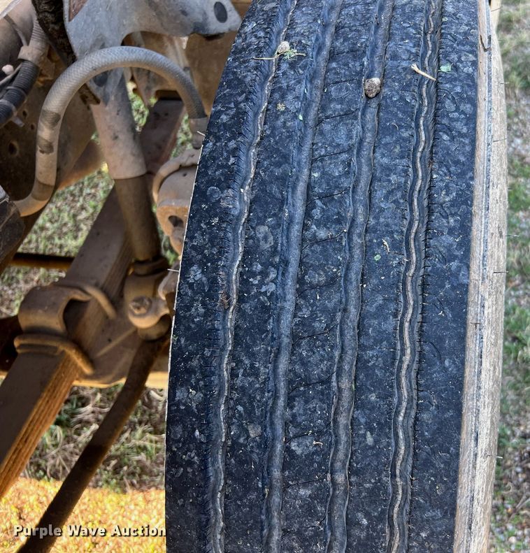 image for item LU9781 1983 International 1754  flatbed truck