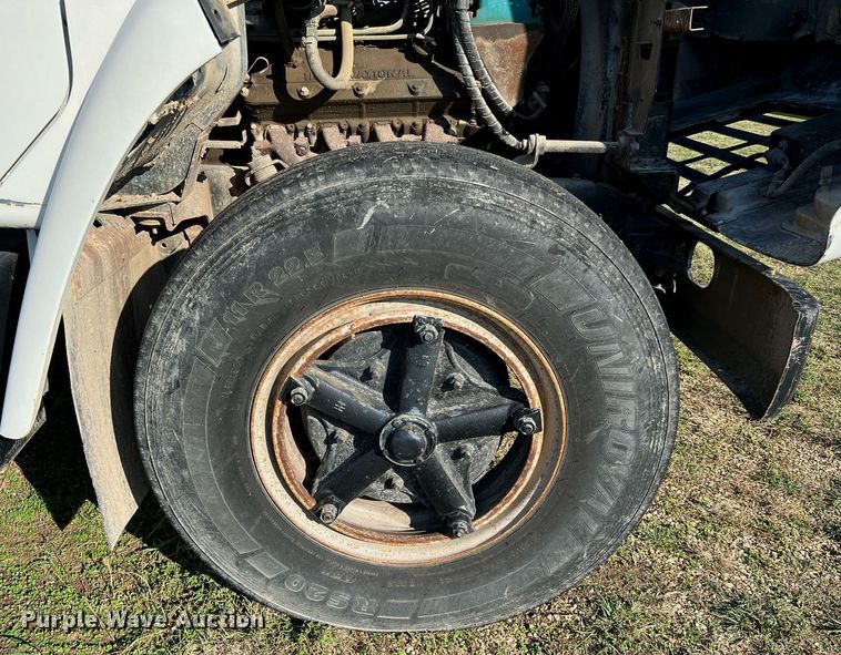 image for item LU9781 1983 International 1754  flatbed truck