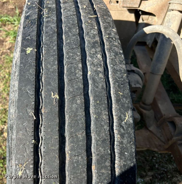 image for item LU9781 1983 International 1754  flatbed truck