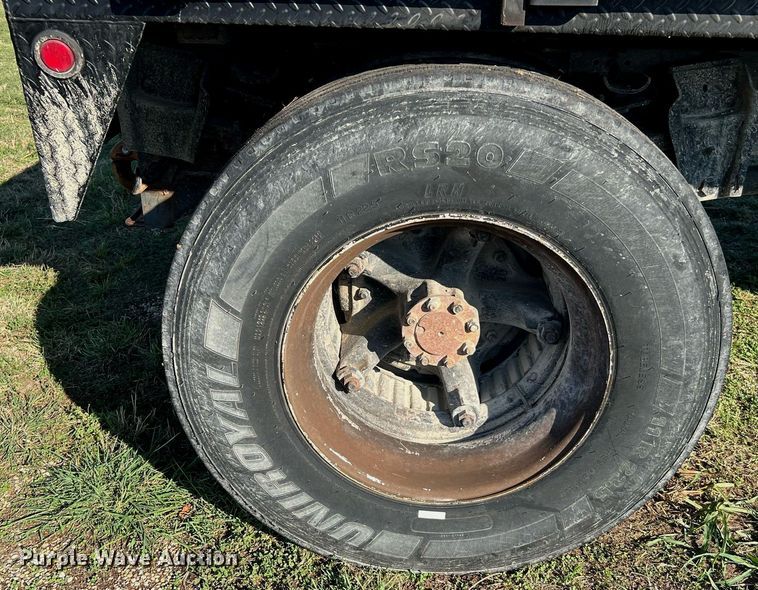 image for item LU9781 1983 International 1754  flatbed truck