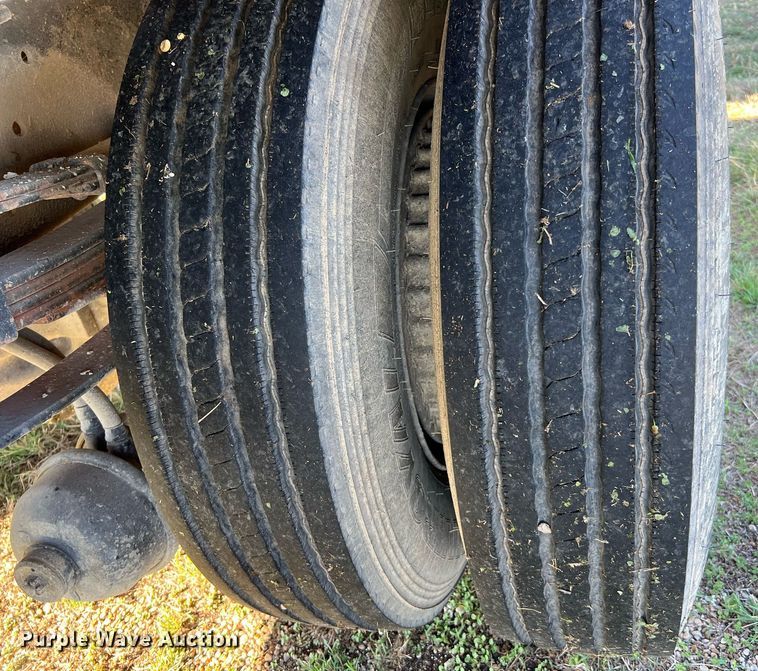 image for item LU9781 1983 International 1754  flatbed truck