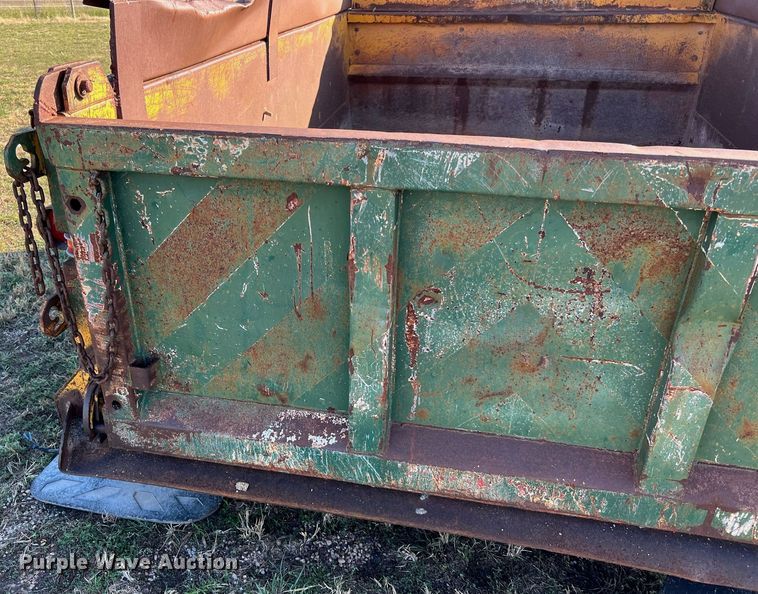 image for item LU9781 1983 International 1754  flatbed truck