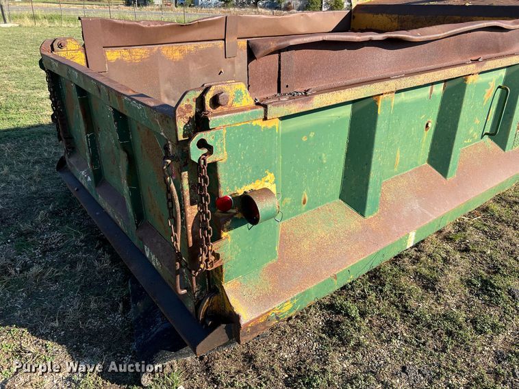 image for item LU9781 1983 International 1754  flatbed truck