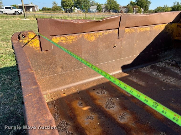 image for item LU9781 1983 International 1754  flatbed truck