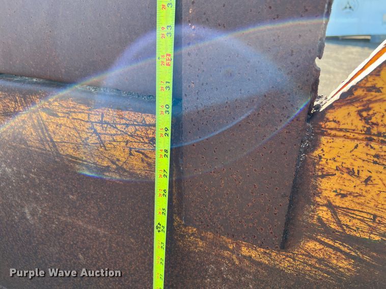 image for item LU9781 1983 International 1754  flatbed truck