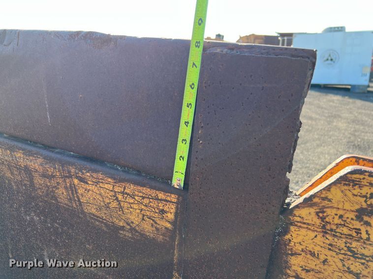 image for item LU9781 1983 International 1754  flatbed truck