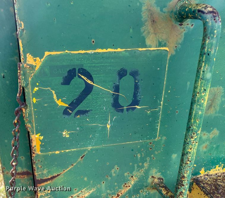 image for item LU9781 1983 International 1754  flatbed truck