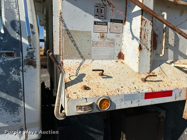 image for item LU9782 1991 Ford F800F  dump truck