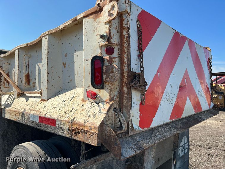 image for item LU9782 1991 Ford F800F  dump truck