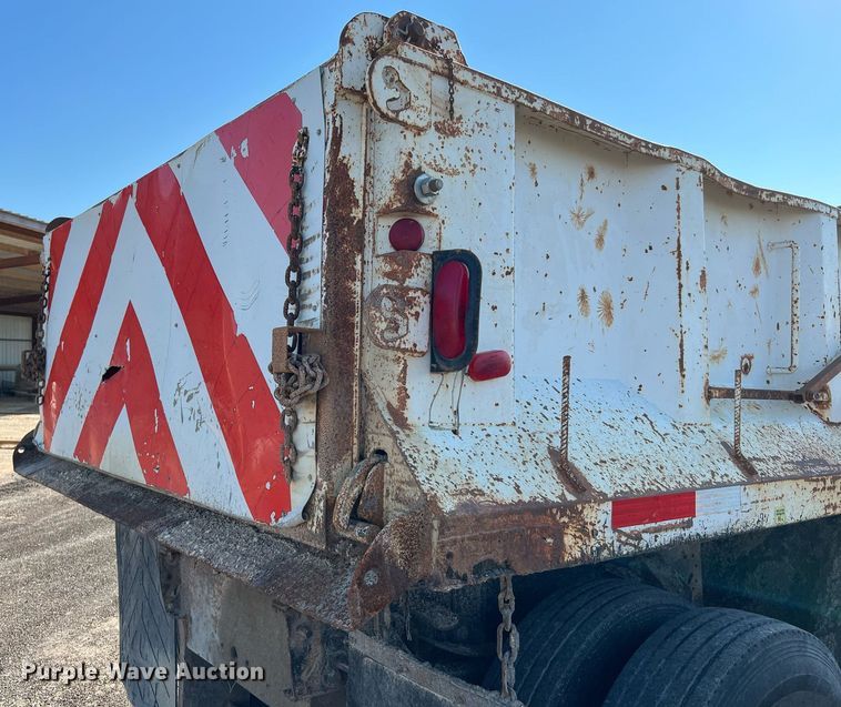 image for item LU9782 1991 Ford F800F  dump truck