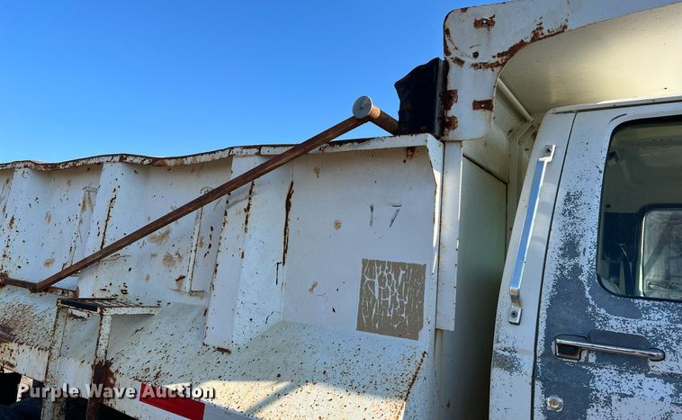image for item LU9782 1991 Ford F800F  dump truck