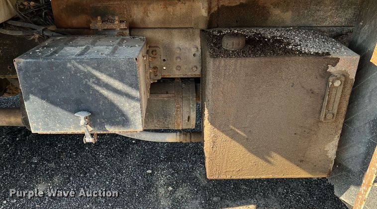 image for item LU9782 1991 Ford F800F  dump truck