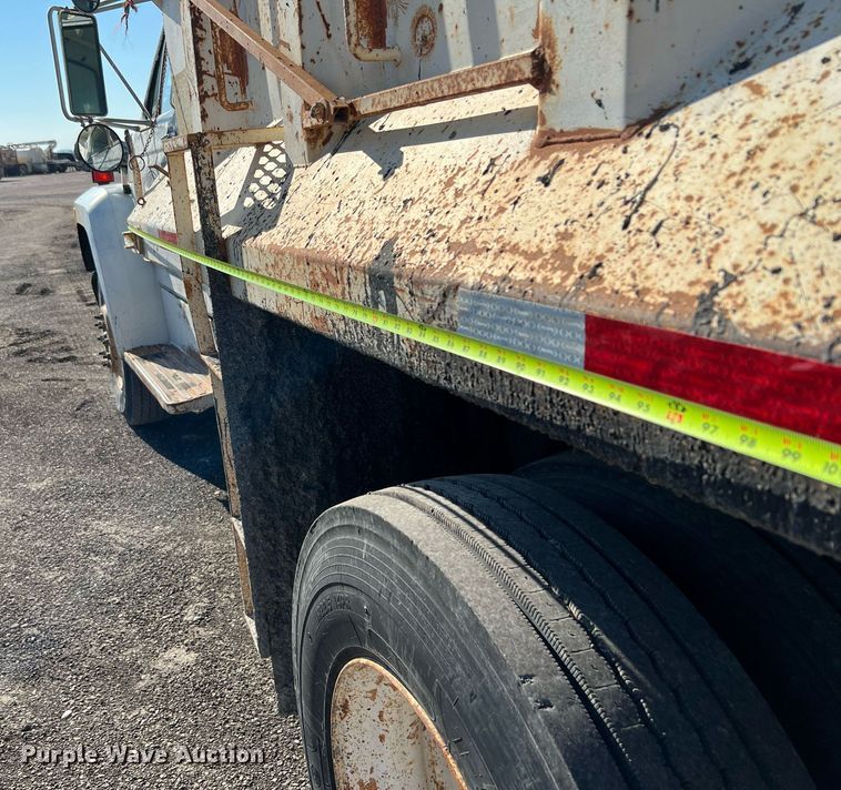 image for item LU9782 1991 Ford F800F  dump truck