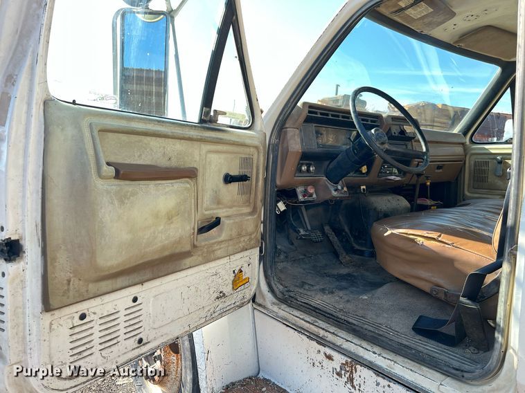 image for item LU9782 1991 Ford F800F  dump truck