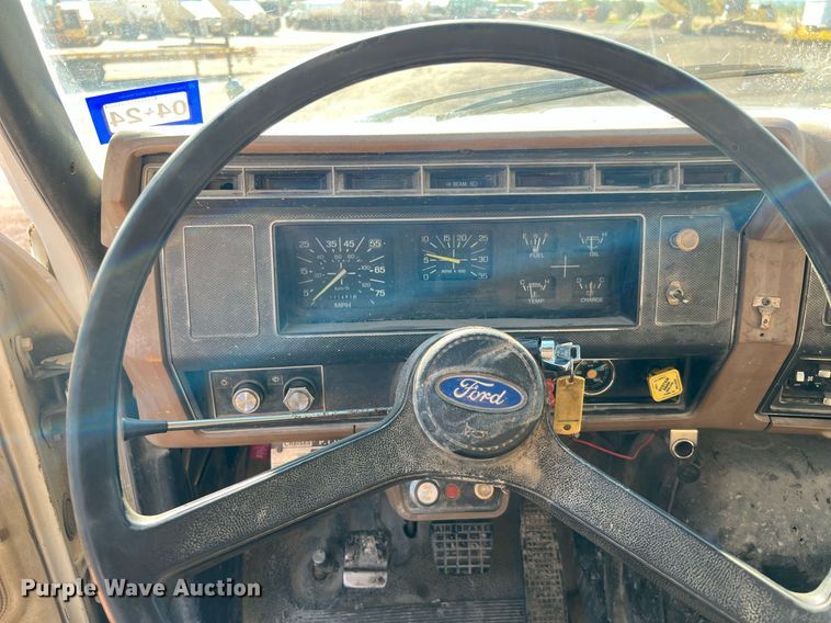 image for item LU9782 1991 Ford F800F  dump truck